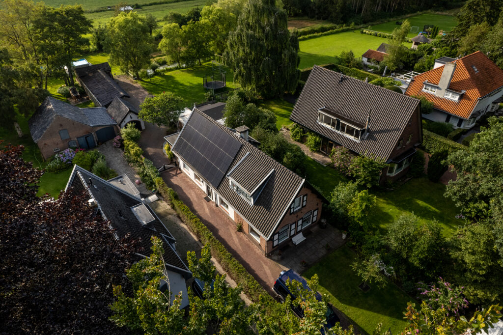 zonnepanelen met groen landschap