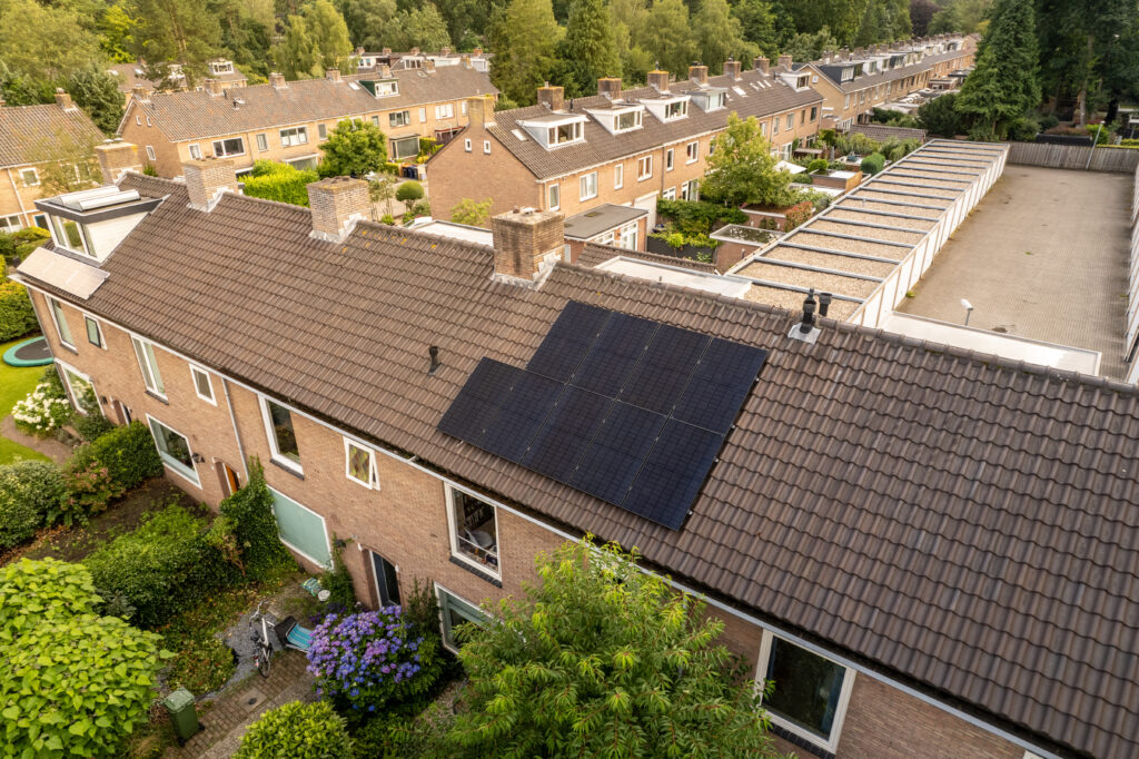 glas-folie panelen op schuin dak